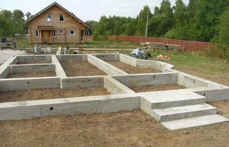 фундамент дома Фундамент должен быть достаточно прочный, а значит выполняется либо кирпичной кладкой, либо путем заливки бетона