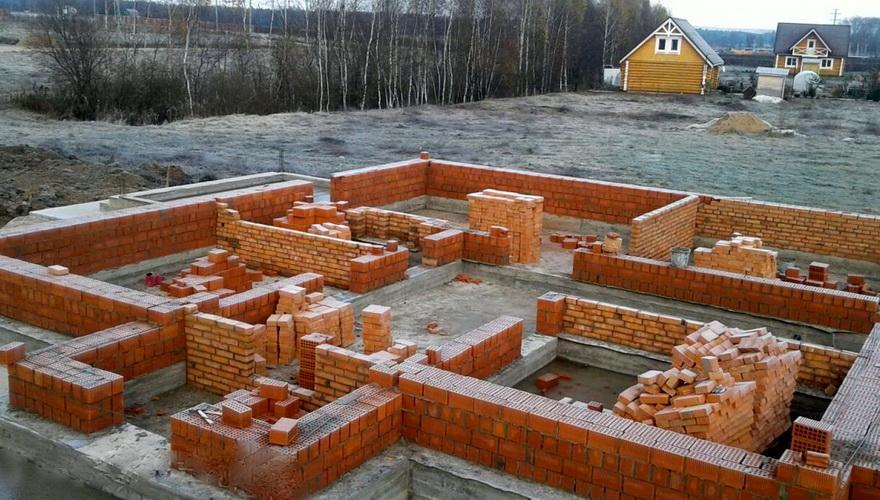 фундамент из кирпича Для строительства дачного фундамента используйте кирпич с максимальной влагостойкостью и прочностью на сжатие