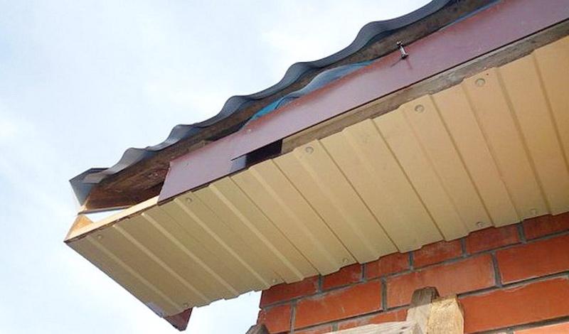 Подшивка свесов профнастилом