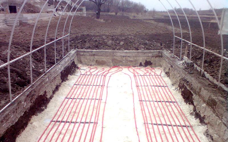 отопление парника При таком подходе на дно огуречной теплицы укладывают электрические провода, которые закрываются тонкой прослойкой земли