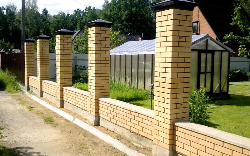кирпичные опоры Выбор в пользу кирпичных столбов – слишком дорогостоящий вариант для установки ограды из рабицы, поэтому к нему стоит прибегнуть только в случае «прекрасной» финансовой ситуации.
