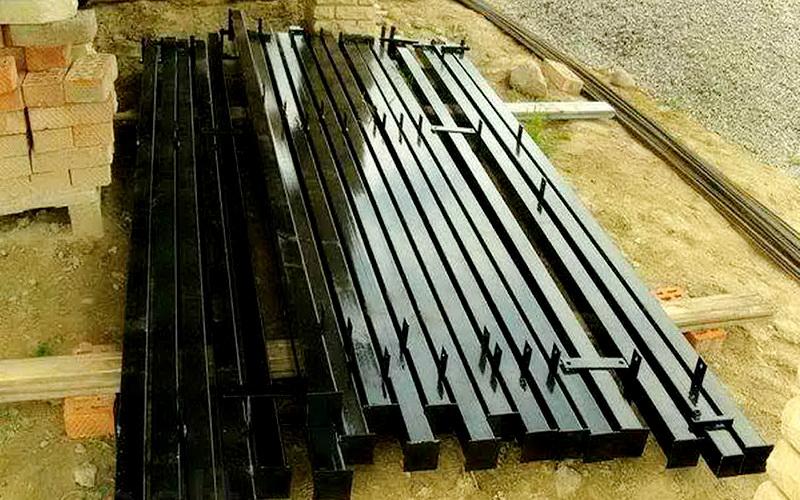 металлические опоры ля устройства ограждения из рабицы рекомендуем использовать металлические опоры прямоугольные столбы, сечение – 40 на 60 миллиметров.