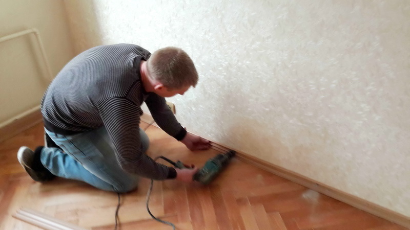Монтаж плинтуса Установка плинтуса