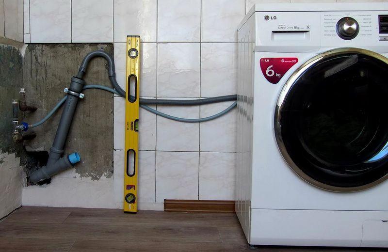 подсоединение шланга к водопроводу Подсоединение второго конца шланга к «холодному» водопроводу осуществляем при помощи пластмассовой гайки